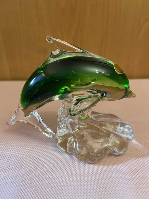 Szklany delfin GD zielony na fali