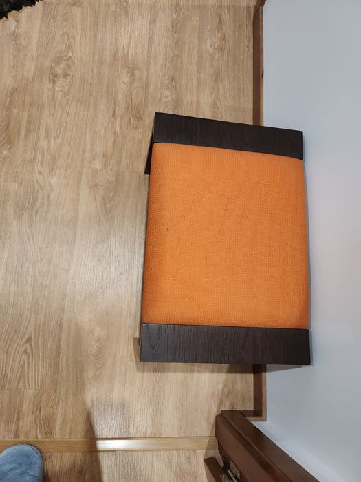 Banqueta em madeira de castanho em tecido laranja 60x40x37