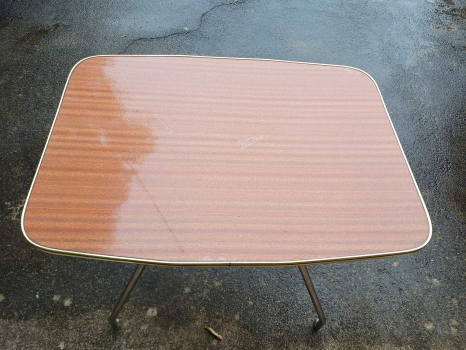 Mesa de TV em fórmica, antiga