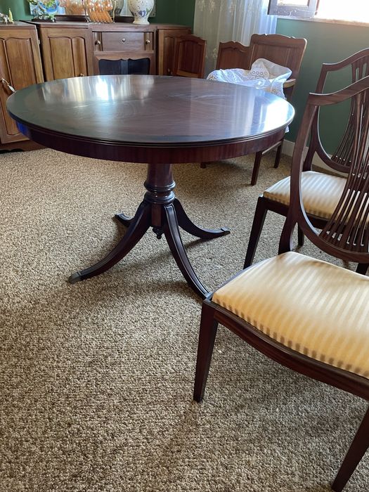 Mesa de sala com cadeiras