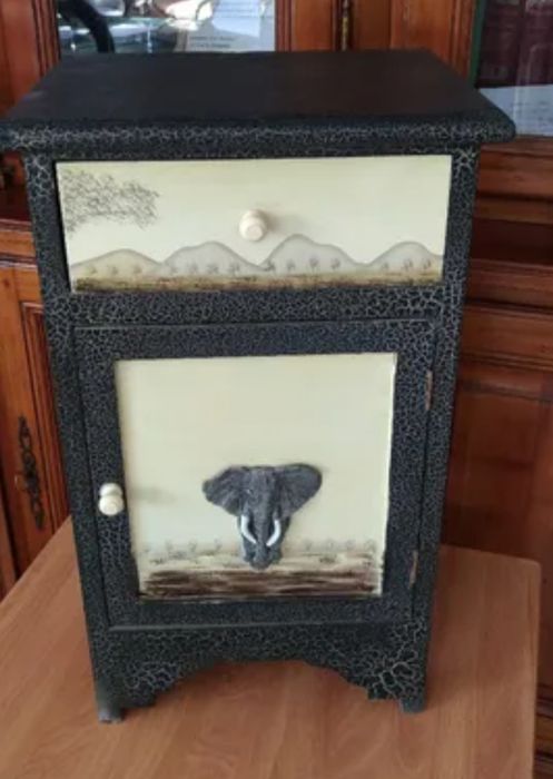 mesa de cabeceira em madeira pintada