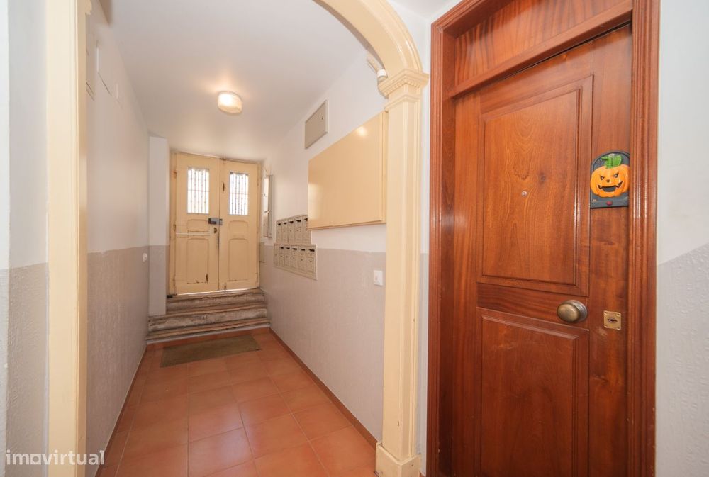 Apartamento T2+1 com cave e espaços adicionais na Tv. Nazaré, Lisboa