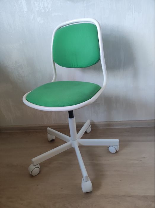Стілець з колесами у гарному стані