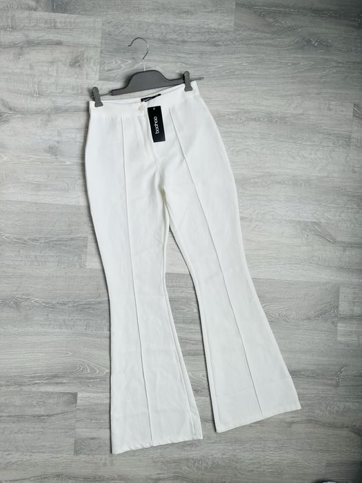 Білі брюки кльош Boohoo