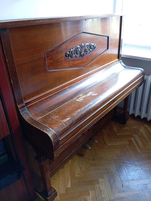 zabytkowe pianino J. Schiller