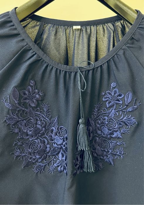 Блуза вишиванка синя з вишитими квітами блузка вышиванка синяя в цветы