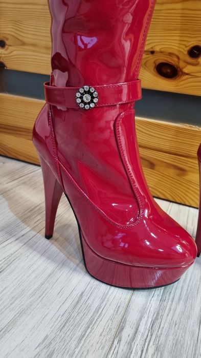 Lakierowane czerwone kozaki na wysokiej szpilce rozmiar 40