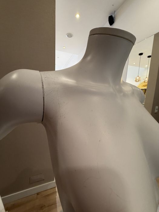 Manequim feminino branco mate