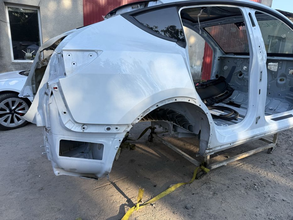 Чверть крило Tesla Model Y