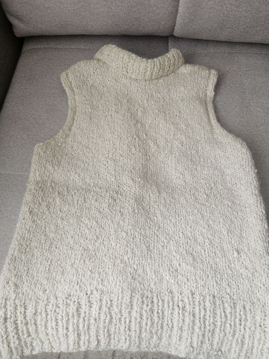 Ręcznie robiony golf bezrękawnik ecru S wełna
