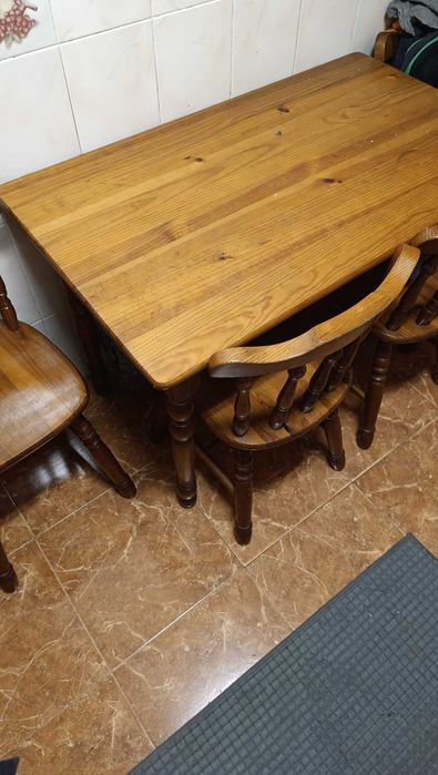 Mesa de cozinha com 4 cadeiras