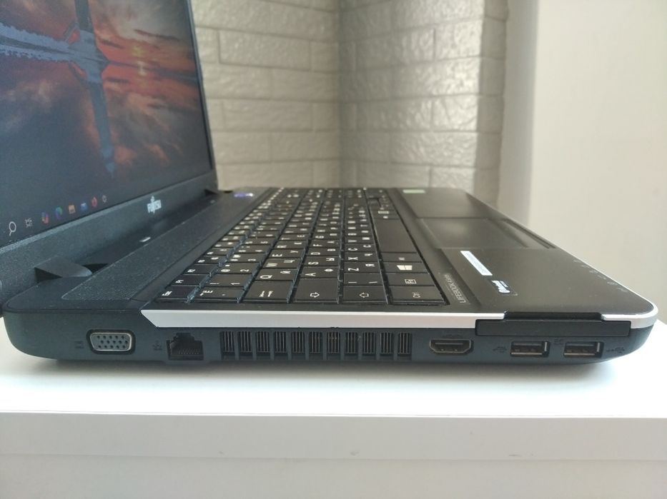 Fujitsu a512  ноутбук