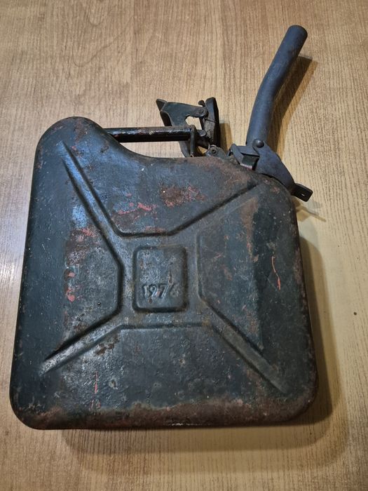 Kanister 5L plus lejek.