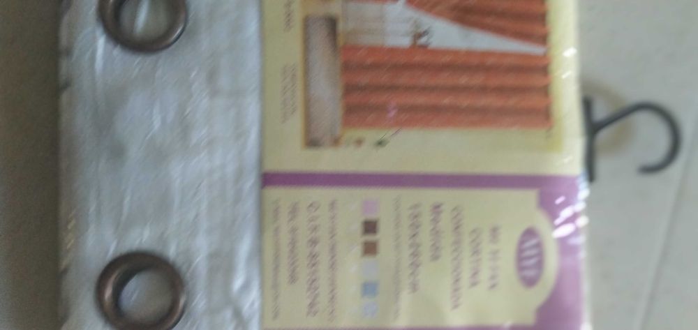 Par de cortinas brancas com apliques pretos e prateados