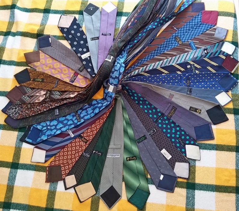 Gravatas colecção de 95 unidades, italianas, inglesas, nacionais...