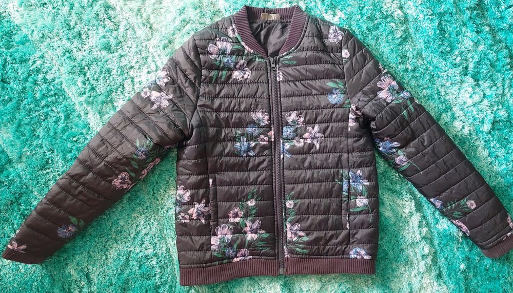 Kurtka czarna w kwiatki 152