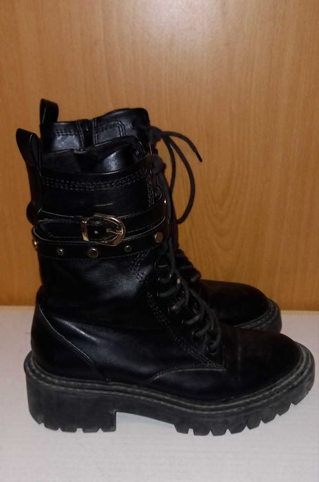 Botas cano alto com fivela Stradivarius n°36