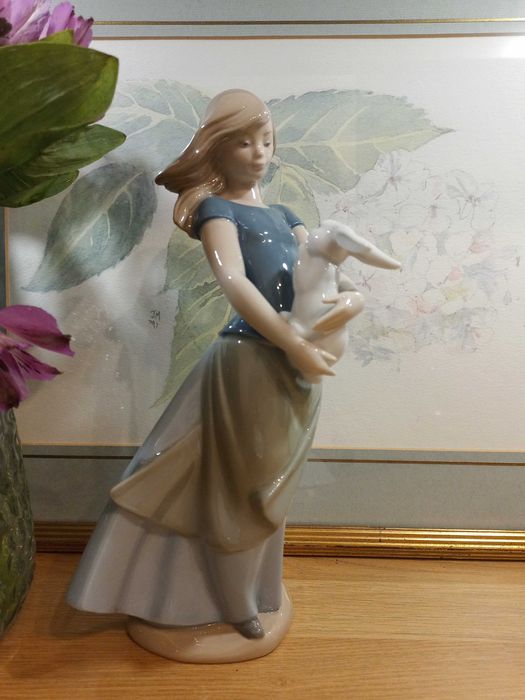 Большая статуэтка NAO Lladro в идеальном состоянии, высота- 27 см.