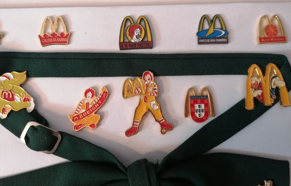 Bonita colecção 31 pins diferentes do Mac Donalds c/ laço em tecido
