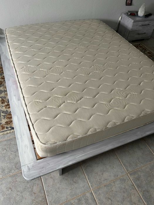 Conjunto: Cama / Estrado e Colchão de Casal