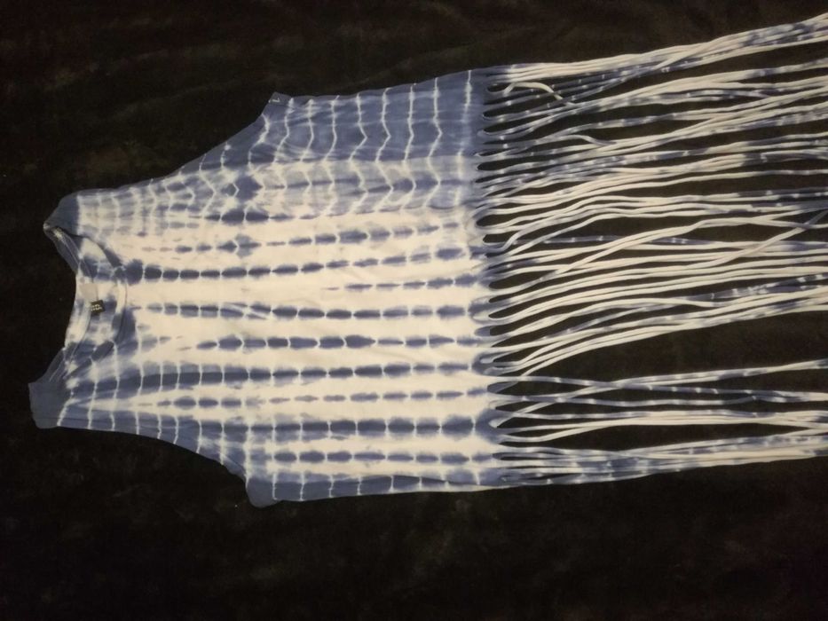 Narzutka z długimi frędzlami na plażę tunika h&m xs biała granatowa