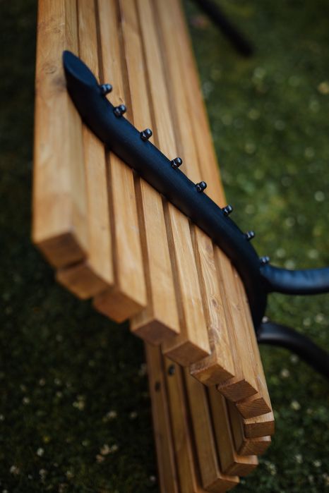 Ławka ogrodowa, parkowa, RÓŻNE KOLORY rama metalowa, sosna Skandynaws