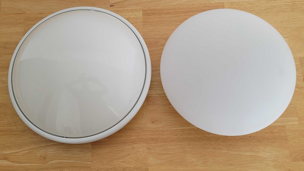 Vendo 2 candeeiros de teto um em vidro branco fosco, outro em plastico