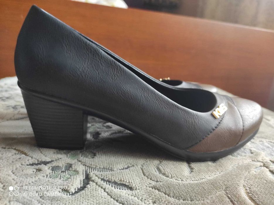 Brązowo-granatowe buty na stabilnym słupku