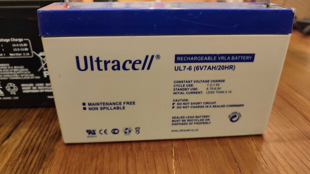 6/12V Charger + 3 Batteries64297475434499122
