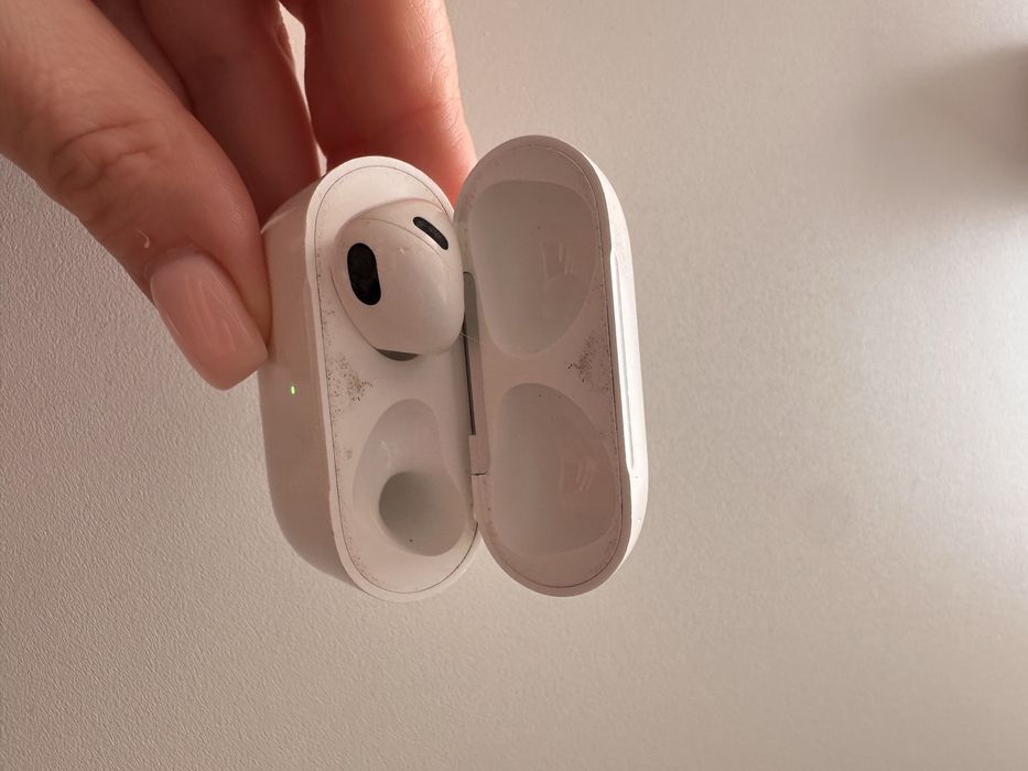 Кейс та лівий навушник Apple airpods3 model2566