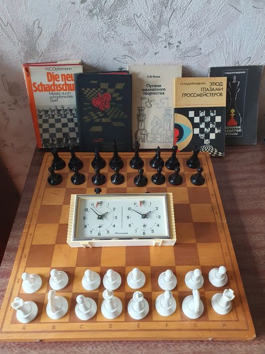 Шахматы пластиковые времен СССР, 1979 год, часы шахматные Янтарь