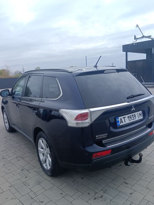 Машина Mitsubishi Outlander