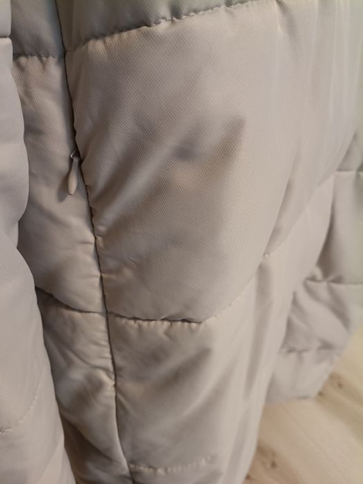 Płaszczyk jasny szary z lekkim beżem,