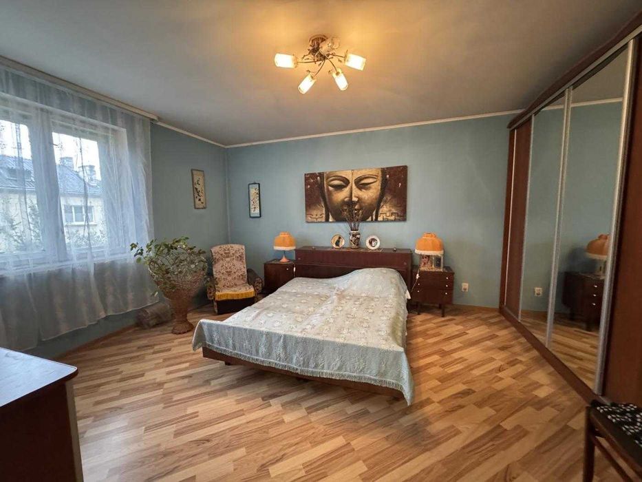 Продаж будинку з земельною ділянкою в центрі