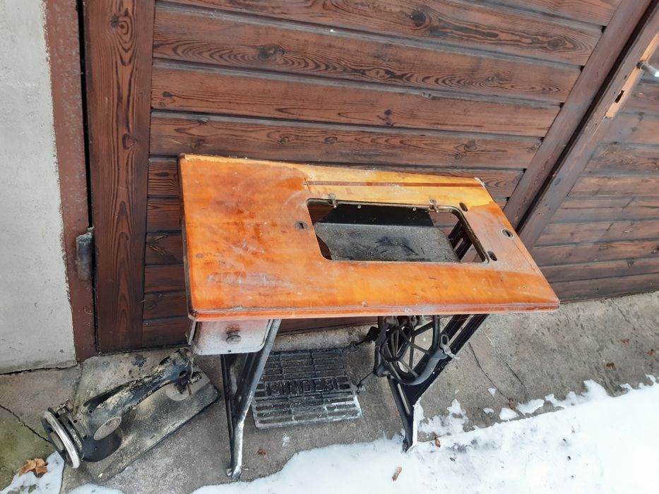 Dolna czesc zabytkowej maszyny SINGER