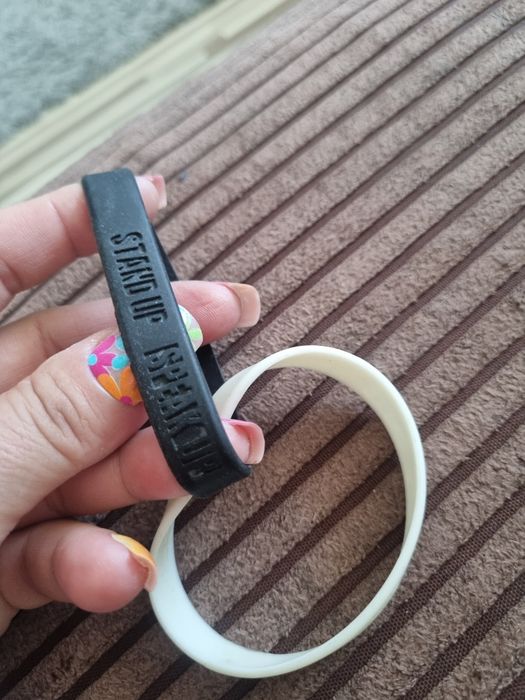 Opaski silikonowe na nadgarstek Nike biała+ czarna przeciwko rasizmowi