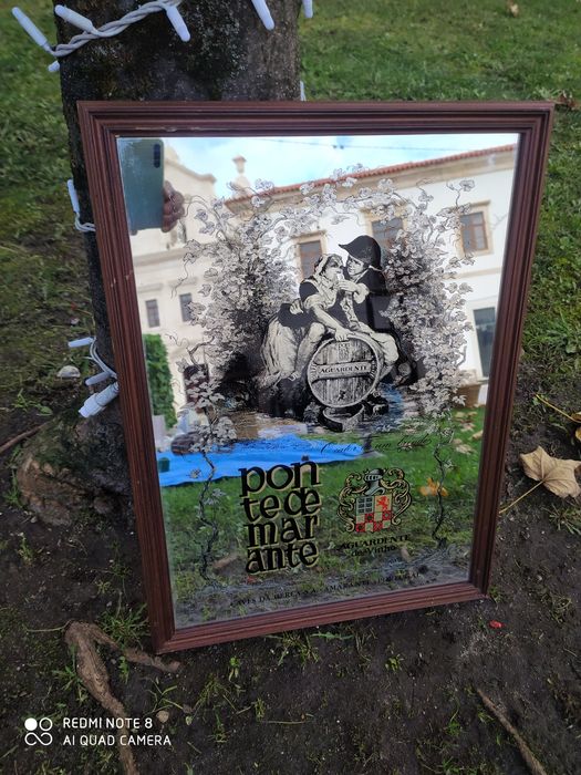 Quadro publicitário espelhado