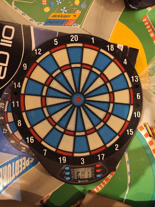 Alvo eletrônico com dardos da Decathlon