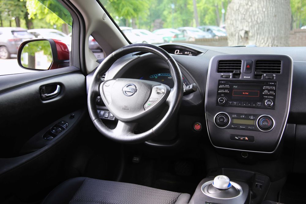 Продам Nissan Leaf