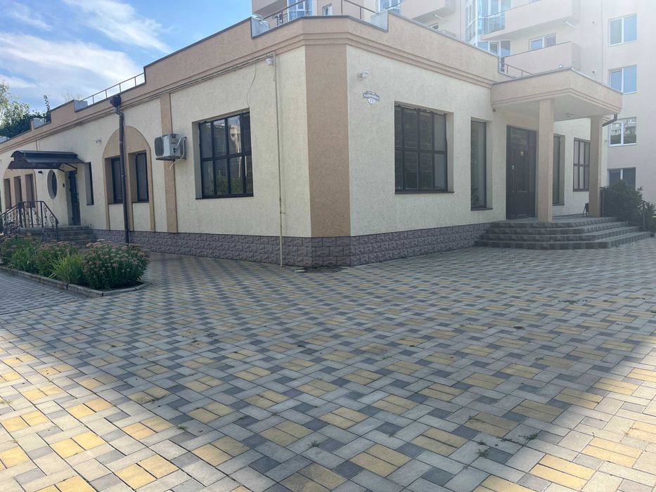 Продаж фасадної будівлі комерційного призначення по вулиці Будівельників