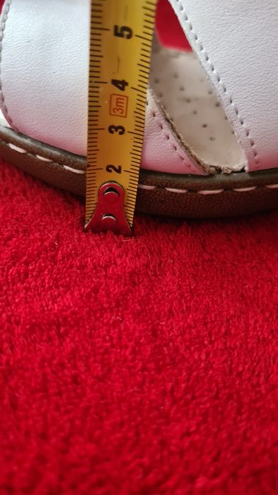 Skórzane klapki 37,5 na koturnie Caprice