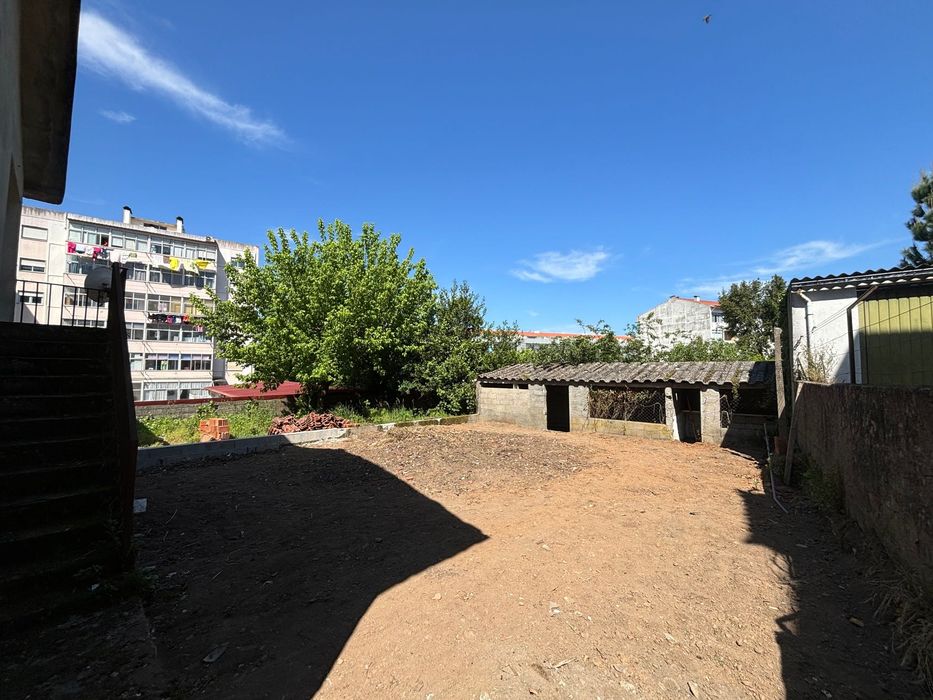 Moradia 2 pisos com terreno no centro da Lousã - 100 metros da estação de Metro