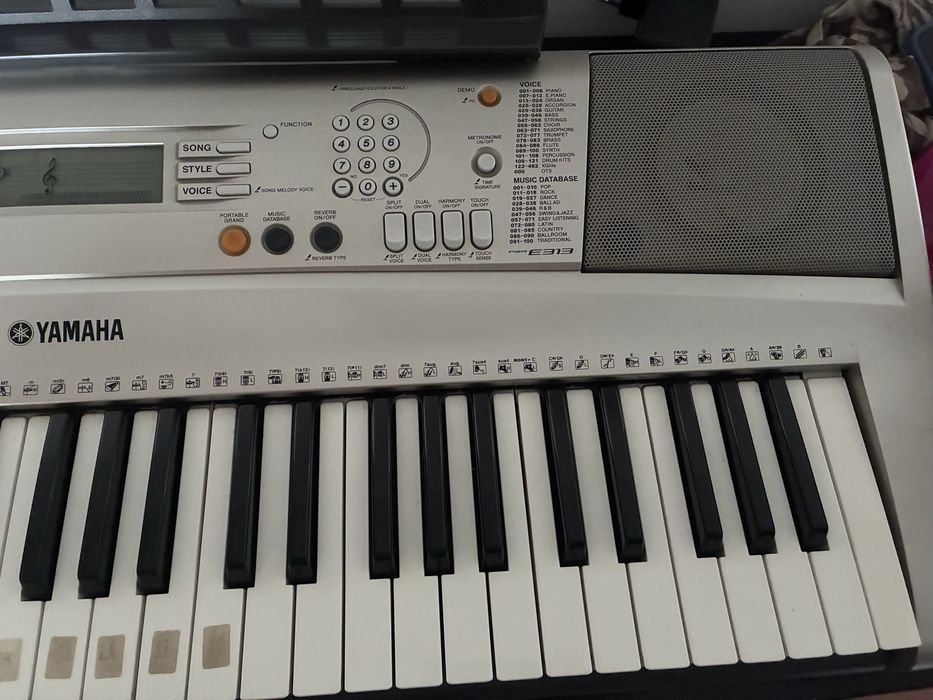 Teclado Yamanha com suporte