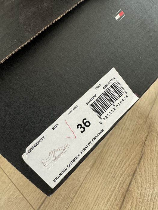 Czarne ze złtym sneakersy Tommy Hilfiger nowe