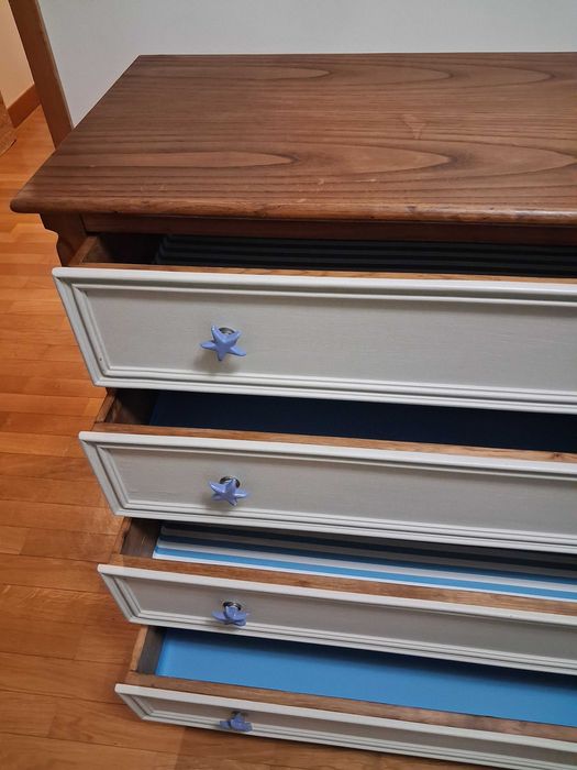 Cómoda para quarto de bebé / rapaz com quatro gavetas espaçosas, em bom estado geral.