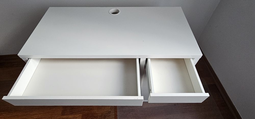 Biurko IKEA MICKE 105x50 cm białe – szuflady, szafka z półkami