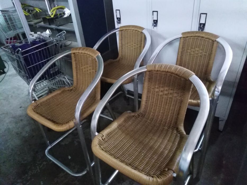 Banco Alto em Alumínio e Plástico a imitar palhinha