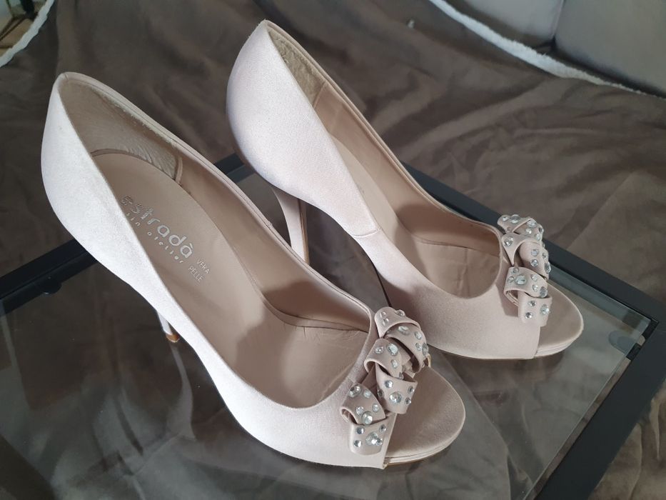 Sapatos beges como novos