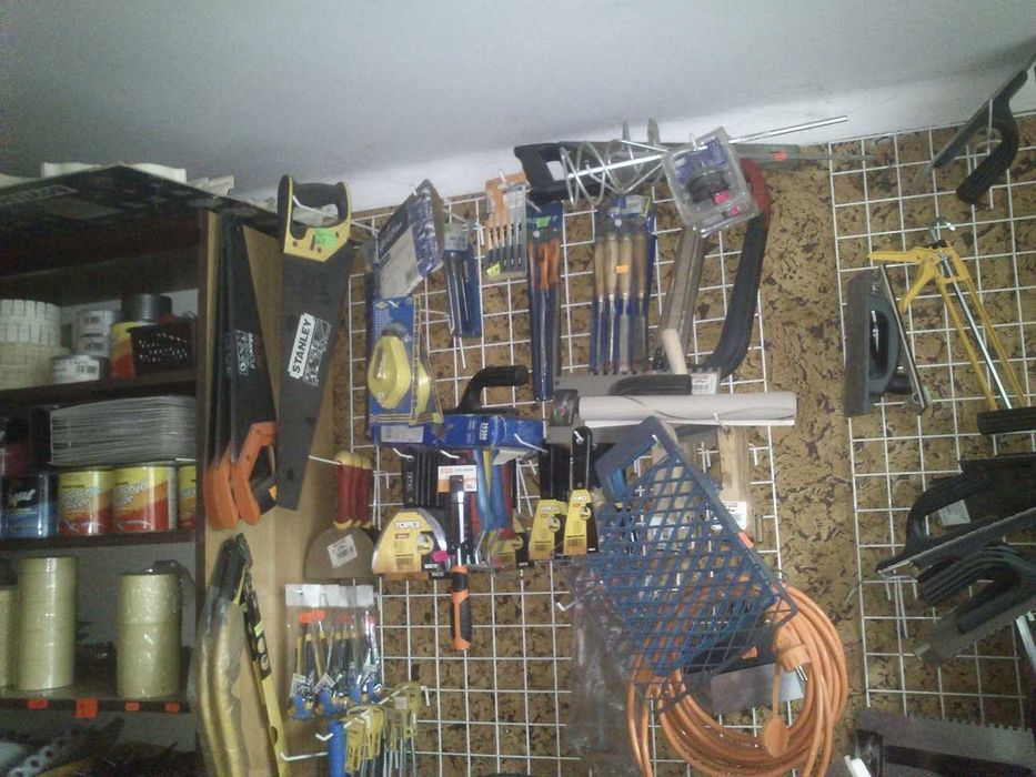 Narzędzia i materiały po likwidacji sklepu