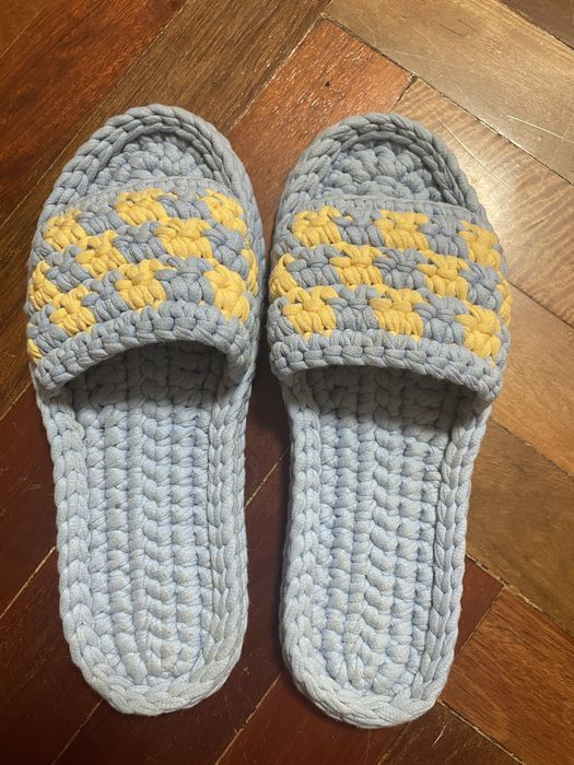 Шльопанці вʼязані